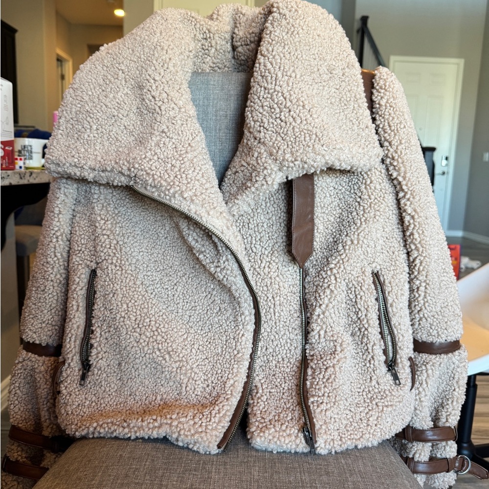 Tularosa Cream Teddy Jacket with Oversized Collar and Fluffy Texture